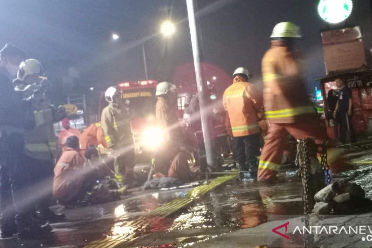 Delapan mobil damkar padamkan kebakaran Gedung BRI Life Pulo Gadung