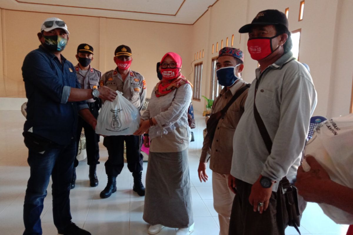 Anggota DPRD Lampung salurkan sembako untuk korban banjir rob