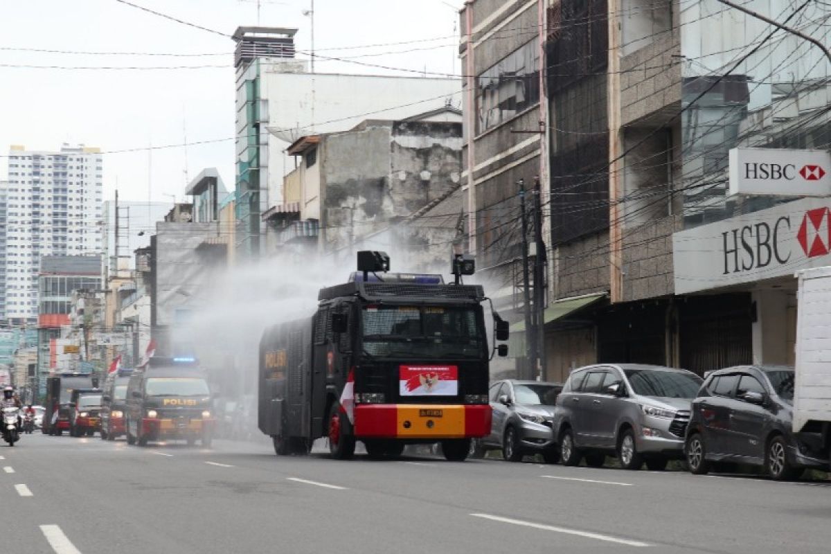 Brimob Polda Sumut lakukan penyemprotan disinfektan skala besar di Medan