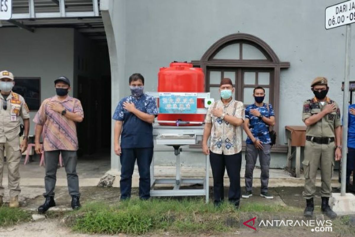 PT Timah serahkan tiga unit instalasi cuci tangan di Bangka Selatan