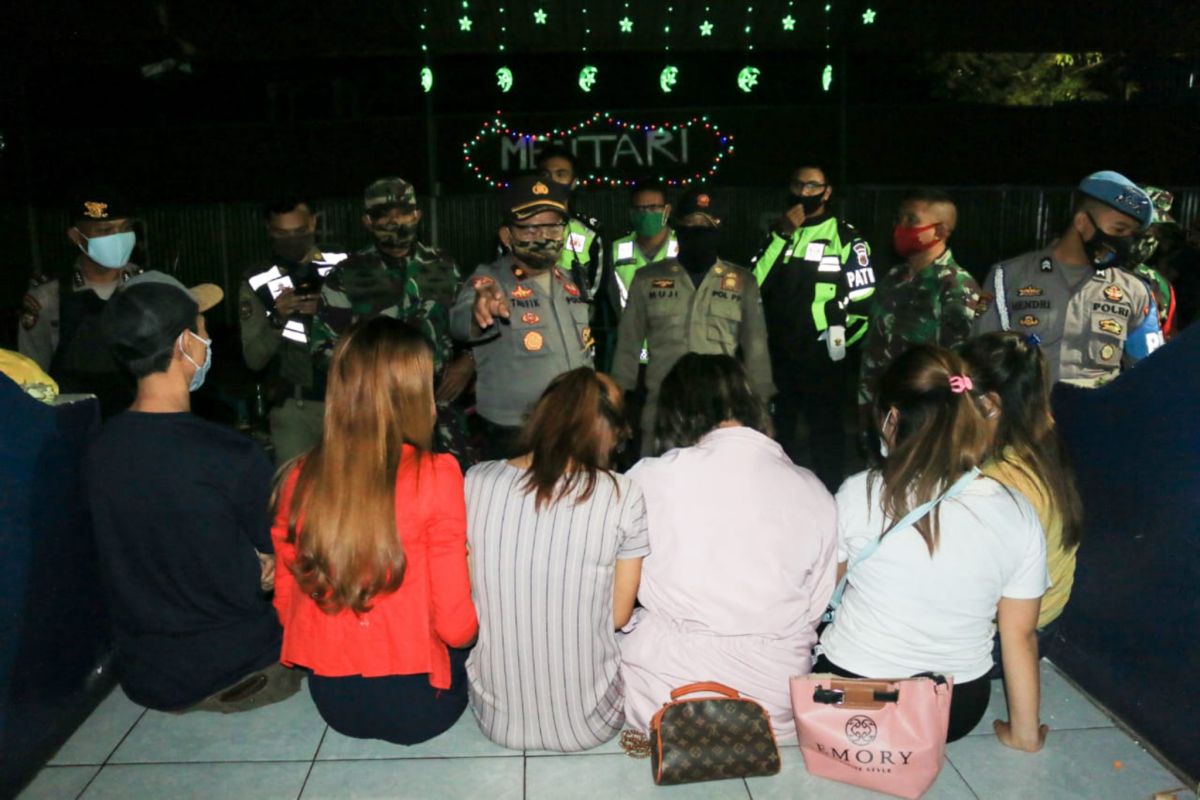 Sekumpulan muda mudi ketahuan pesta minuman keras di Mataram