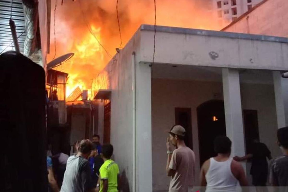 20 rumah petak terbakar di Muara Baru Jakarta Utara