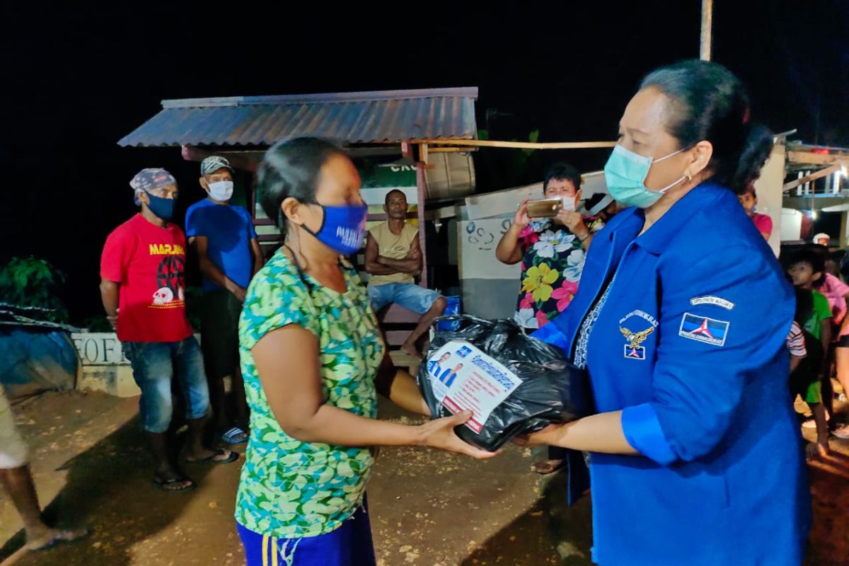 Anggota DPRD  Maluku berikan bahan pokok bagi warga terdampak COVID - 19