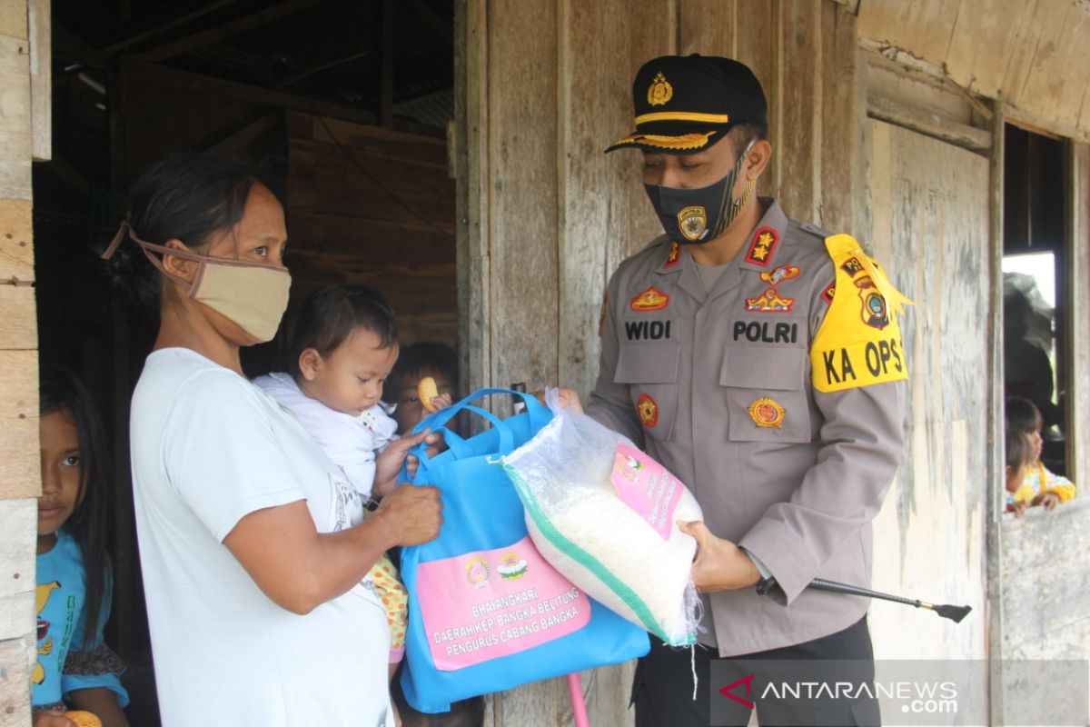 Bhayangkari cabang Bangka salurkan bantuan kebutuhan pokok