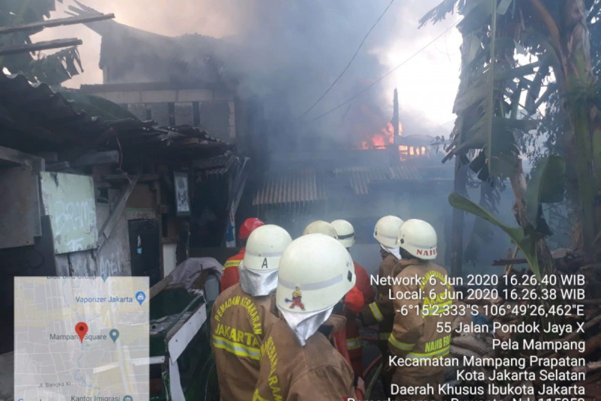 Rumah padat penghuni di Mampang Prapatan terbakar, 15 unit mobil pemadam dikerahkan