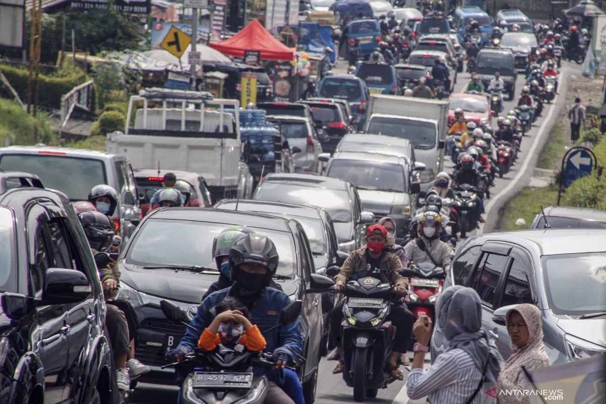 Jalur wisata Puncak-Cianjur macet jelang Minggu sore