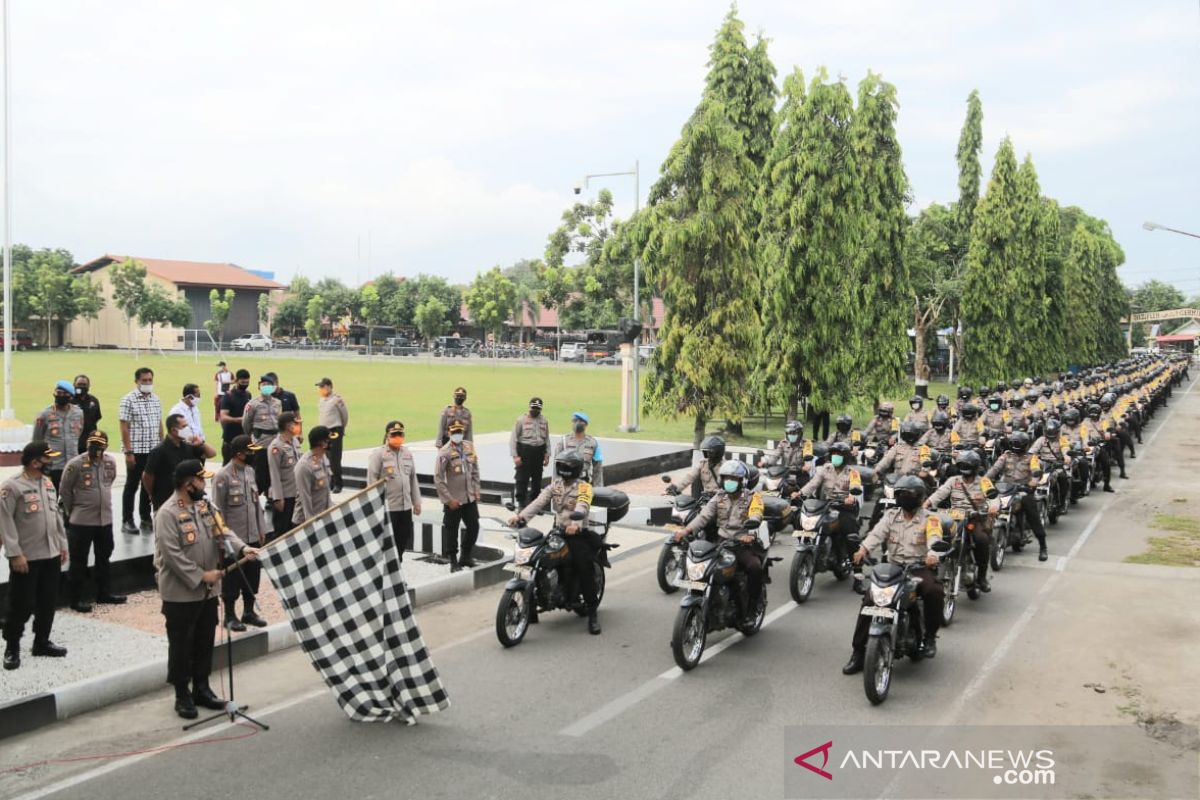 Bhabinkamtibmas NTB mendistribusikan bantuan beras Polri peduli COVID-19