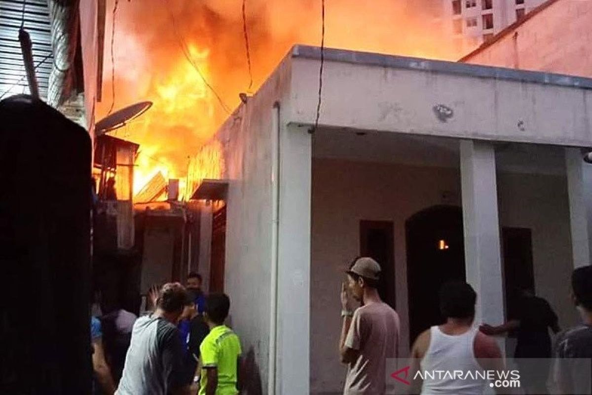 Rumah warga di Penjaringan Jakarta Utara terbakar