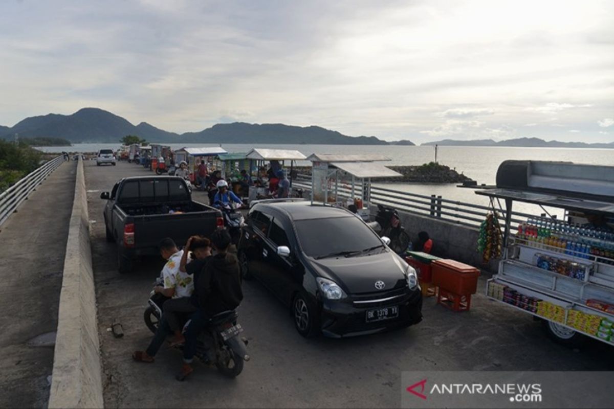 Warga padati objek wisata pantai di Aceh Besar