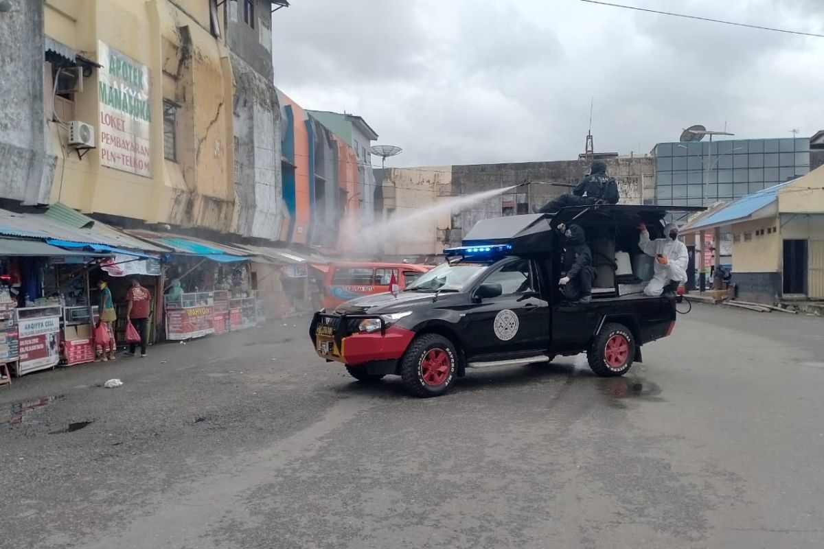 Brimob Polda Maluku aktif semprotkan disinfektan cegah pandemi COVID-19