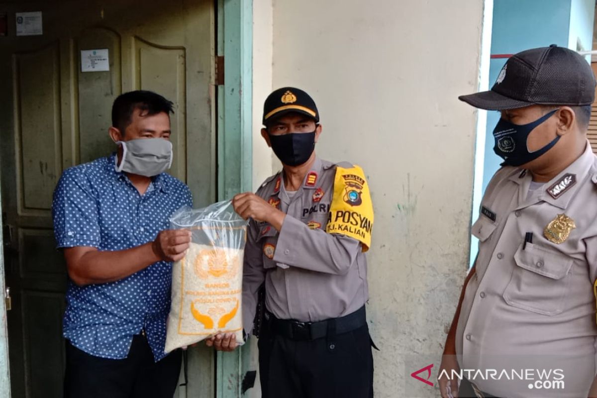 Polres Bangka Barat salurkan bantuan sembako ke warga Mentok