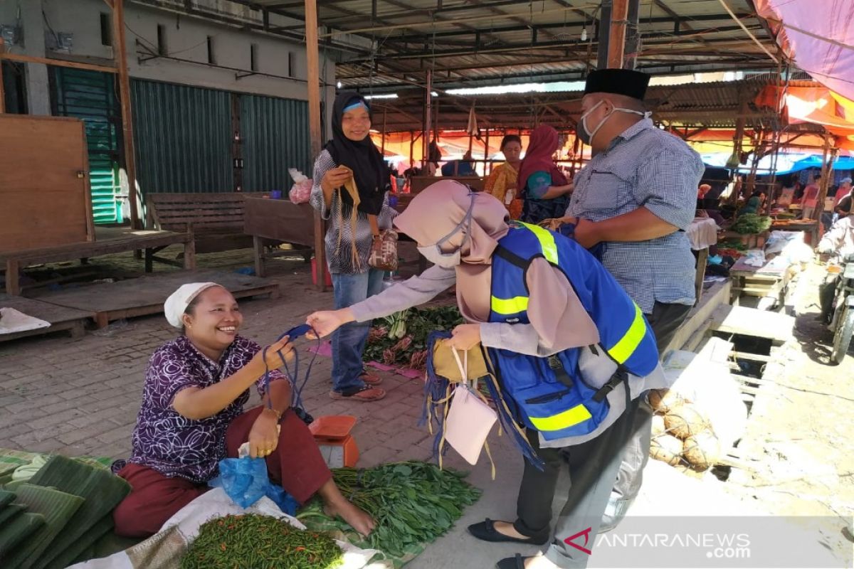 SMGP bersama RENTAN bagi-bagi masker di pasar Panyabungan