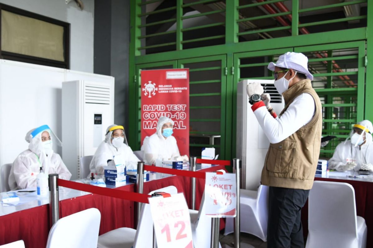 Relawan Indonesia Bersatu gelar tes cepat diikuti ribuan santri Gontor di Bekasi