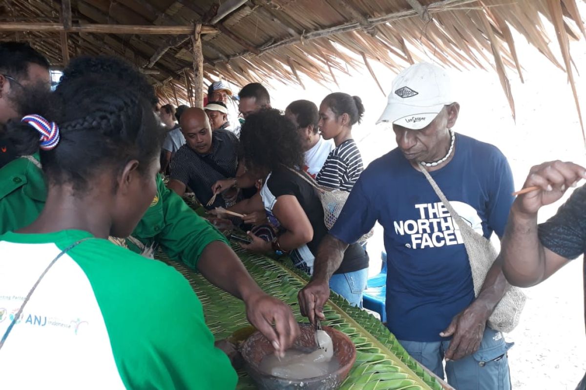 Warga kampung Abar pertahankan festival makan papeda dalam gerabah