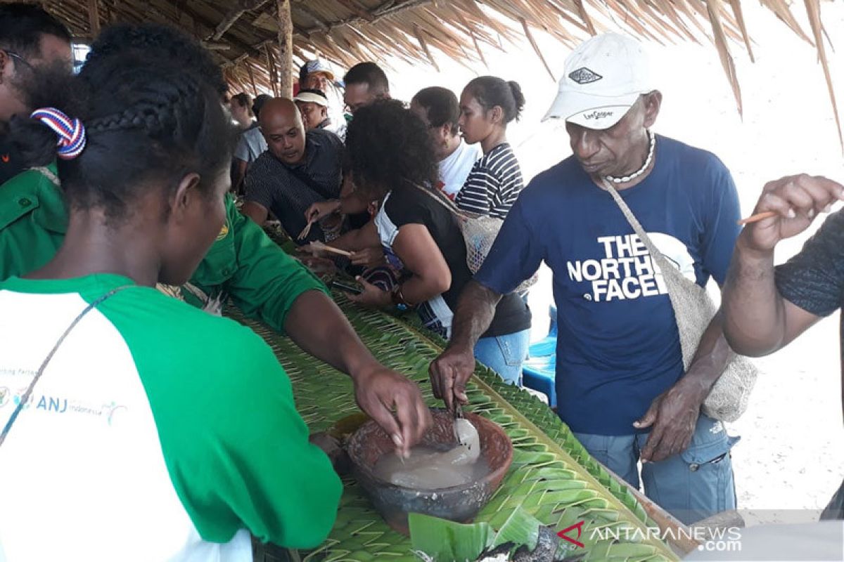 Warga Abar pertahankan festival makan papeda dalam gerabah