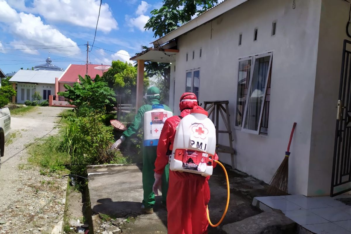 PMI  semprot disinfektan di perumahan pasien positif COVID-19