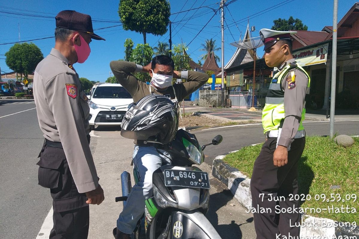 Polres Agam imbau pengunjung pasar patuhi protokol COVID-19