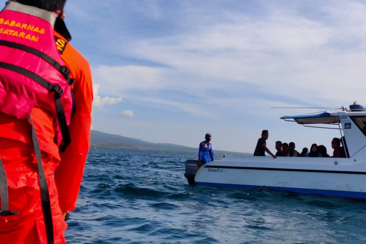Basarnas selamatkan satu keluarga wisatawan di Lombok
