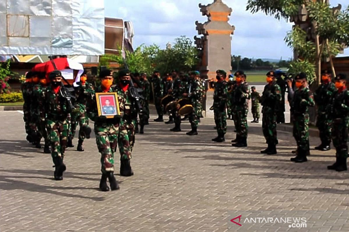 Jenazah anggota TNI penerbang pelatih helikopter tiba di Bali