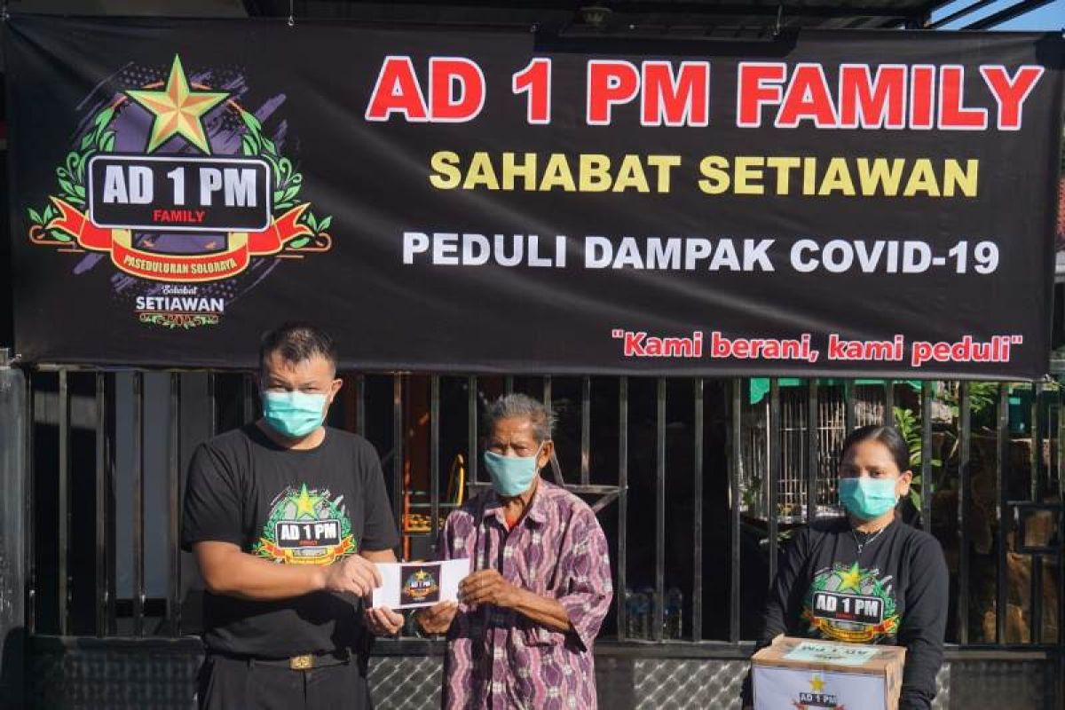 AD 1 PM Family membagikan sembako-uang kepada warga terdampak COVID-19