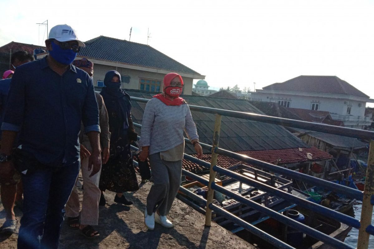Anggota DPRD Lampung Asep Makmur kunjungi warga korban banjir rob di Muara Gading Mas