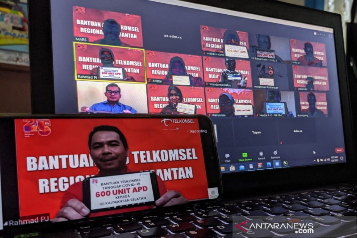 Dukung penanganan COVID-19, Telkomsel donasikan 600 APD melalui IDI Kalsel