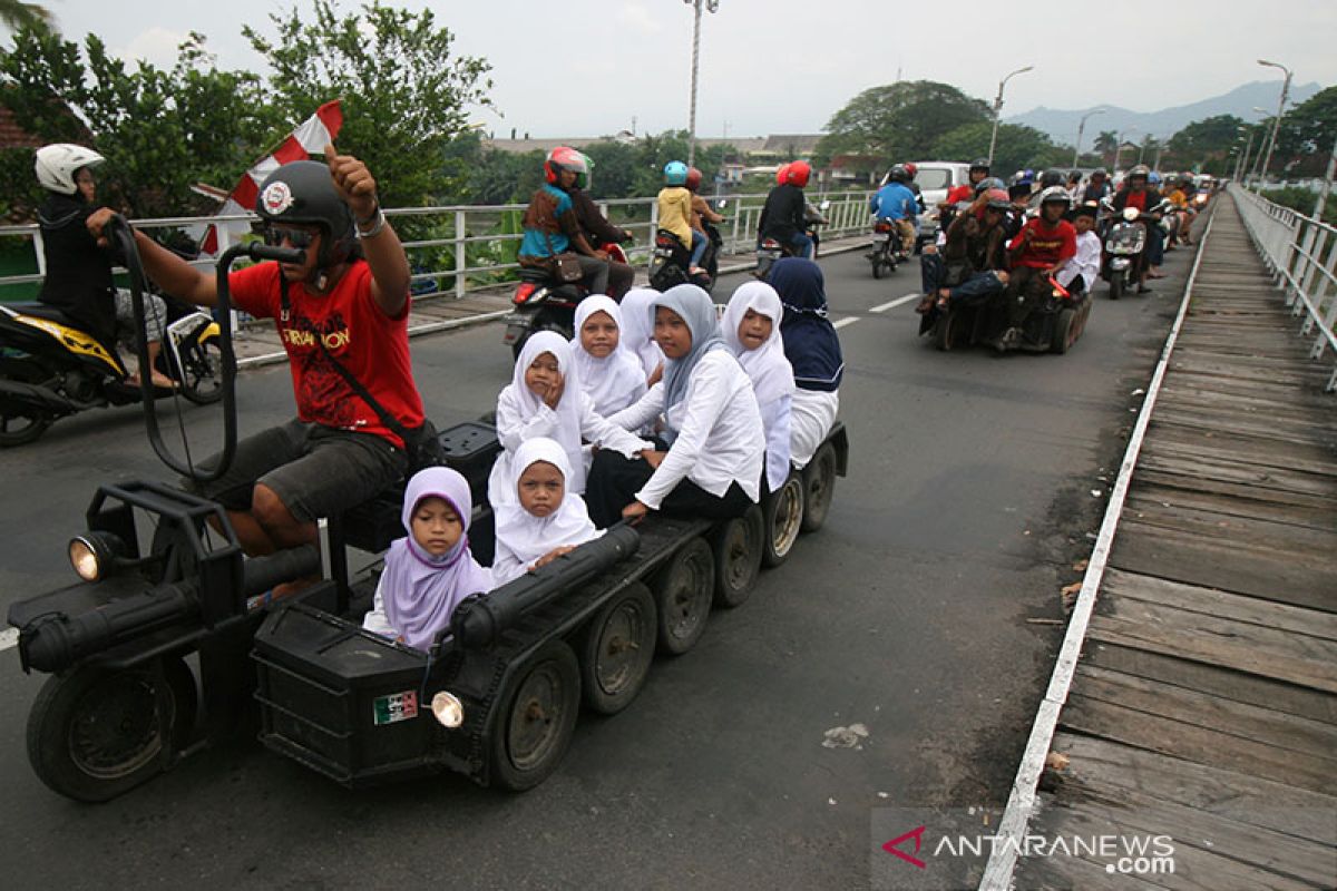 Enam penumpang Vespa modifikasi jadi korban tabrak lari di BKT