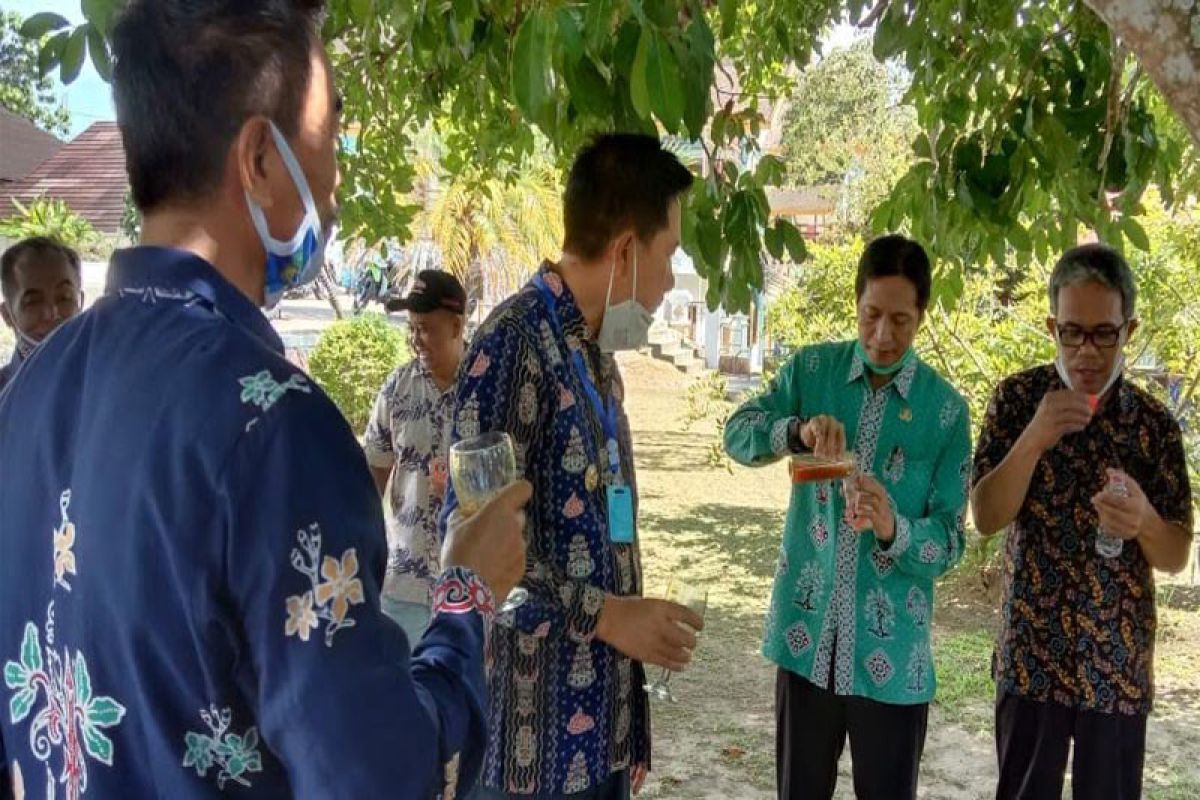 Nadalsyah mencicipi madu kelulut hasil panen di rujab bupati