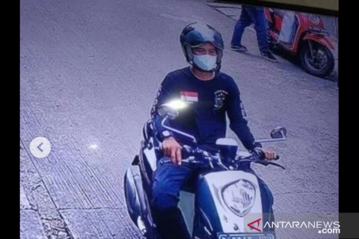 Aksi pencurian satu karung barang ekspedisi terekam CCTV, pelaku dalam kejaran polisi