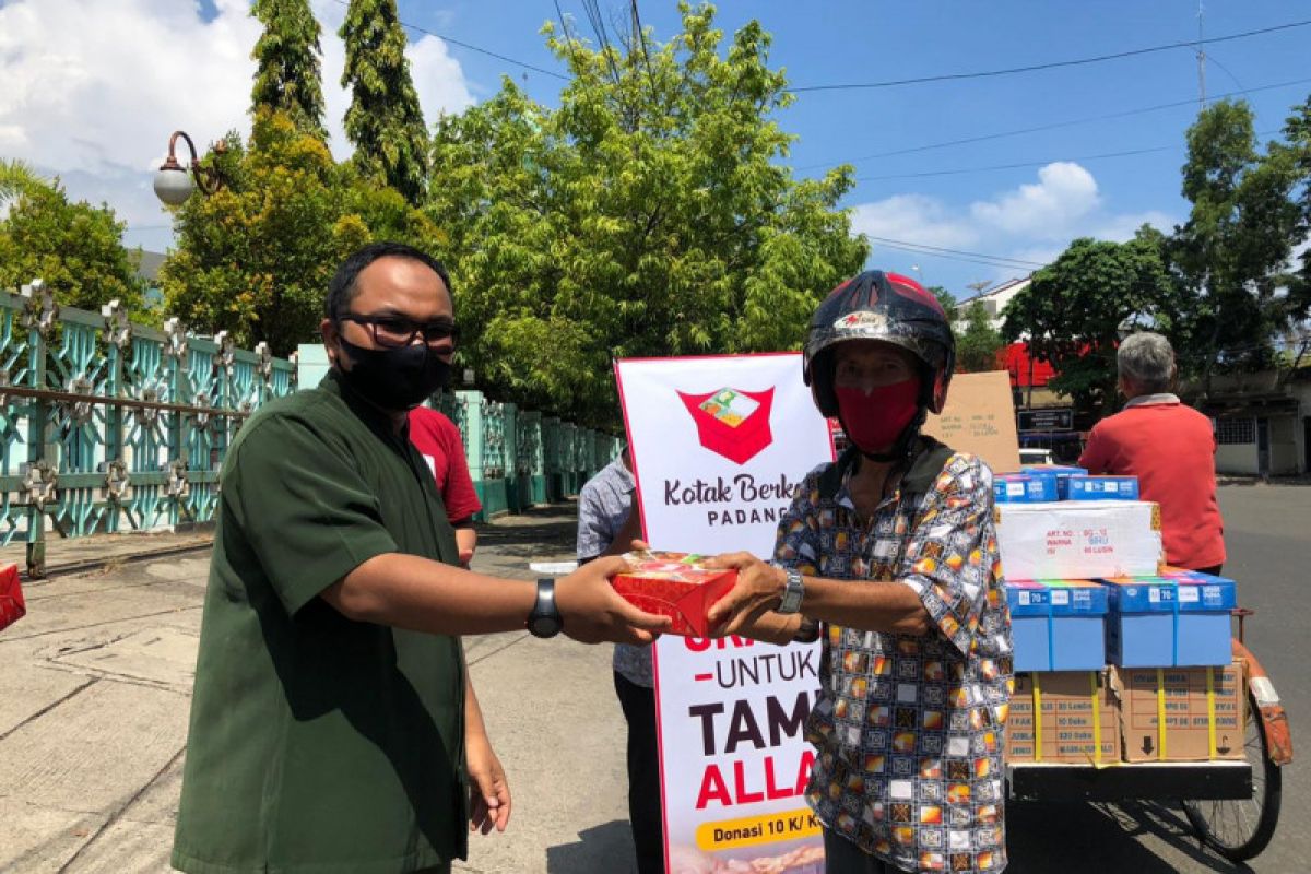 Program Kotak Berkah Padang, berbagi pada sesama lewat nasi kotak