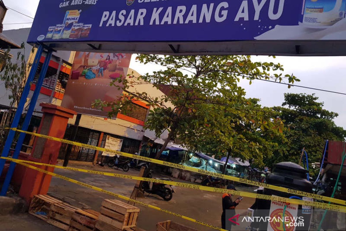 Pasar Karangayu Semarang ditutup karena ada pedagang positif COVID-19