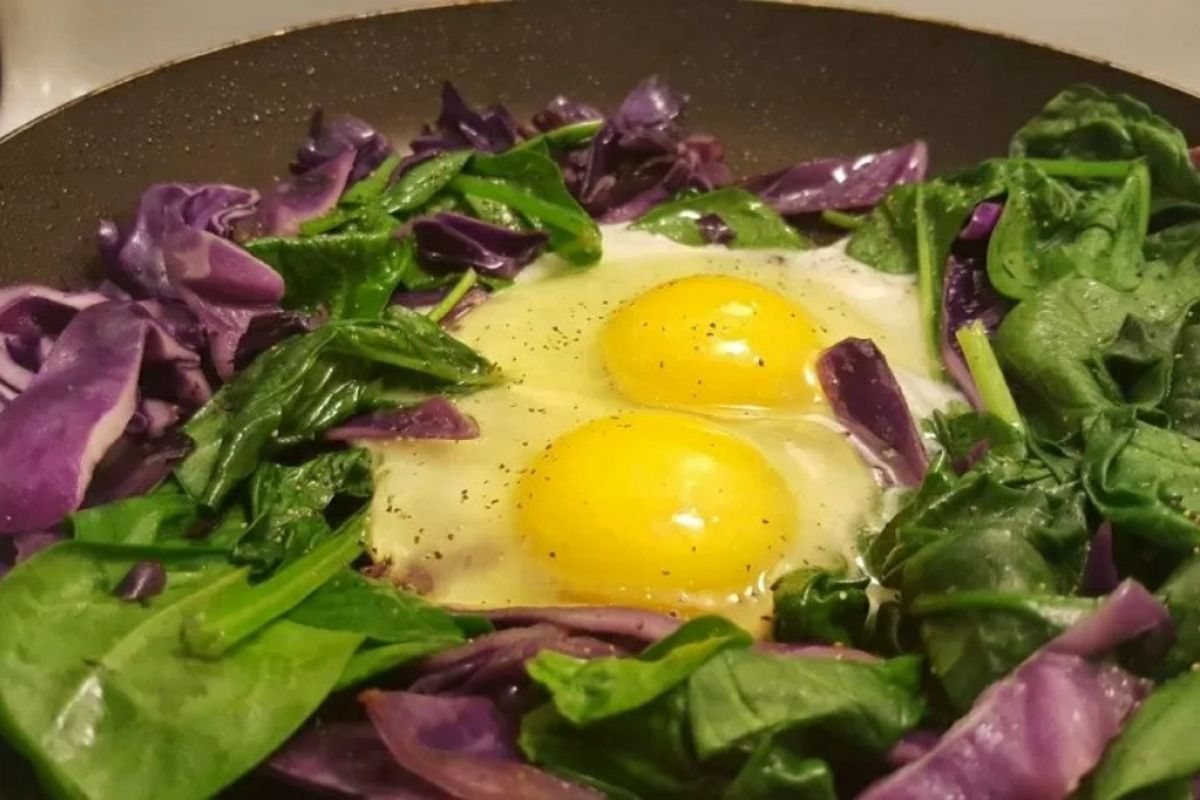 Benarkah vitamin K dalam bayam, telur dan keju bantu cegah COVID-19
