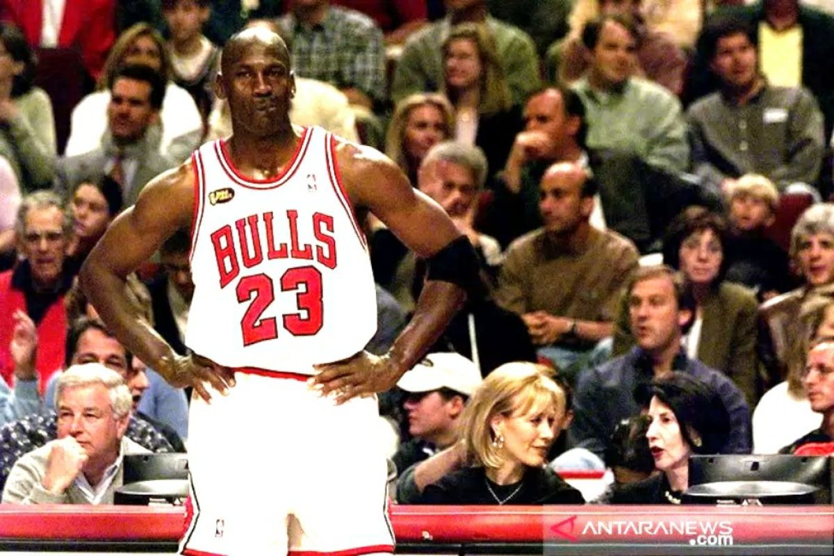 Sepatu awal karir pebasket Michael Jordan akan dilelang Rp1,4 miliar lebih