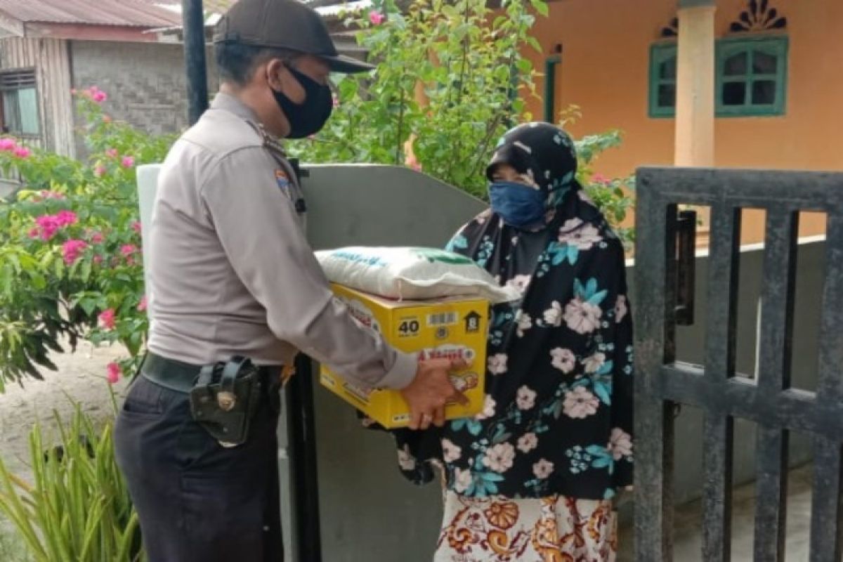 Polres Tebing Tinggi serahkan sembako pada warga terdampak COVID-19