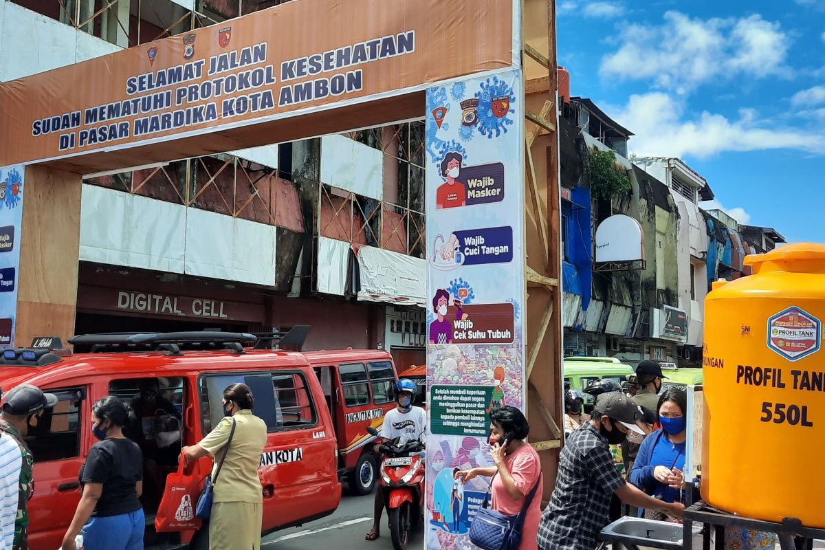 Warga Ambon yang tak pakai masker akan dipakaikan rompi khusus