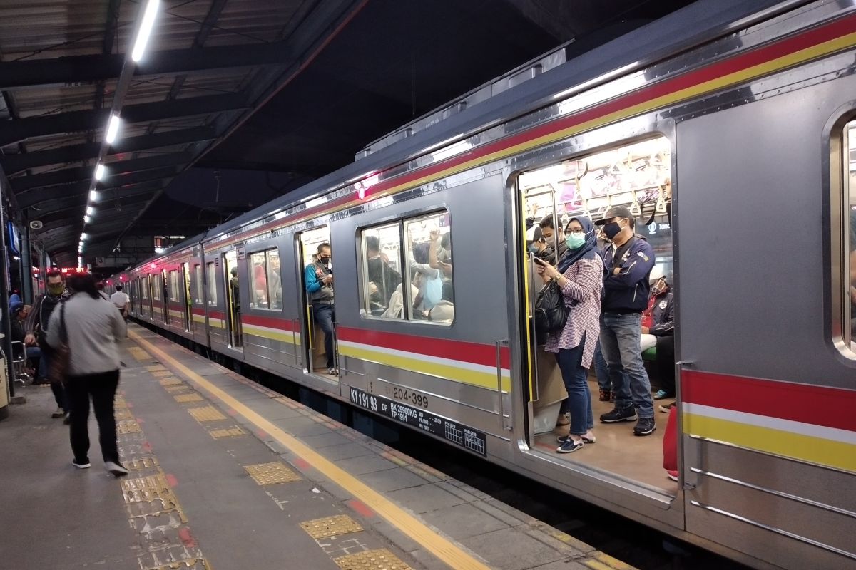 Hari pertama kerja, penumpang padati Stasiun Tanah Abang