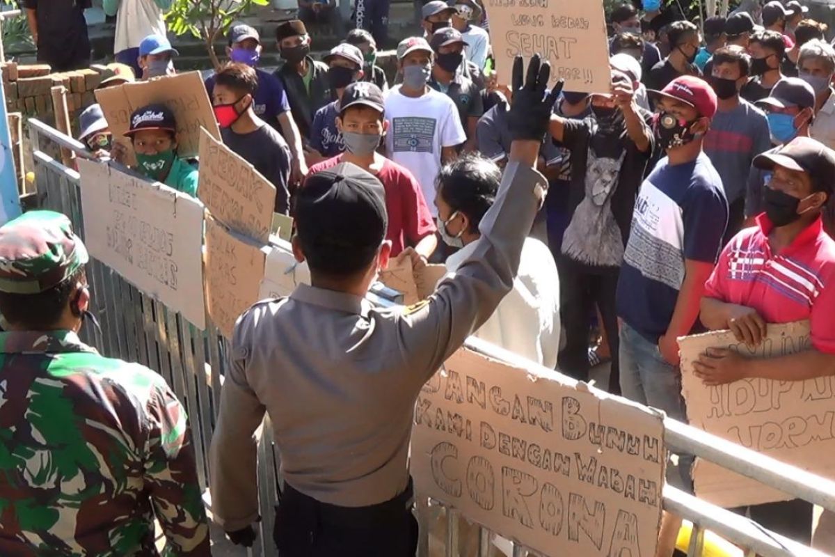 Ratusan warga Desa Kedak Kabupaten Kediri tolak tes cepat COVID-19