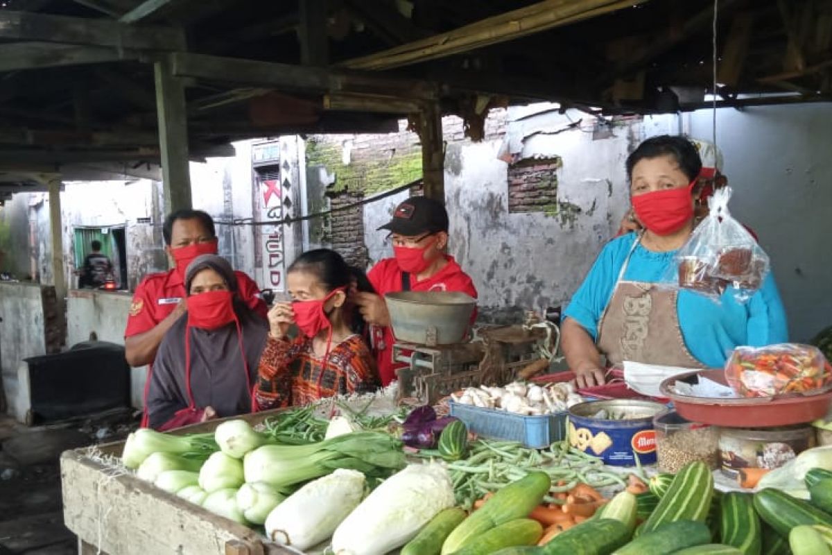 Baguna PDIP Jatim sebar puluhan ribu masker ke pasar tradisional se-Surabaya