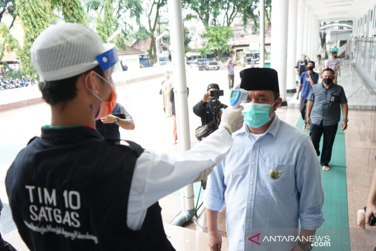 Herman Deru pantau penerapan protokol kesehatan di Masjid Agung Palembang