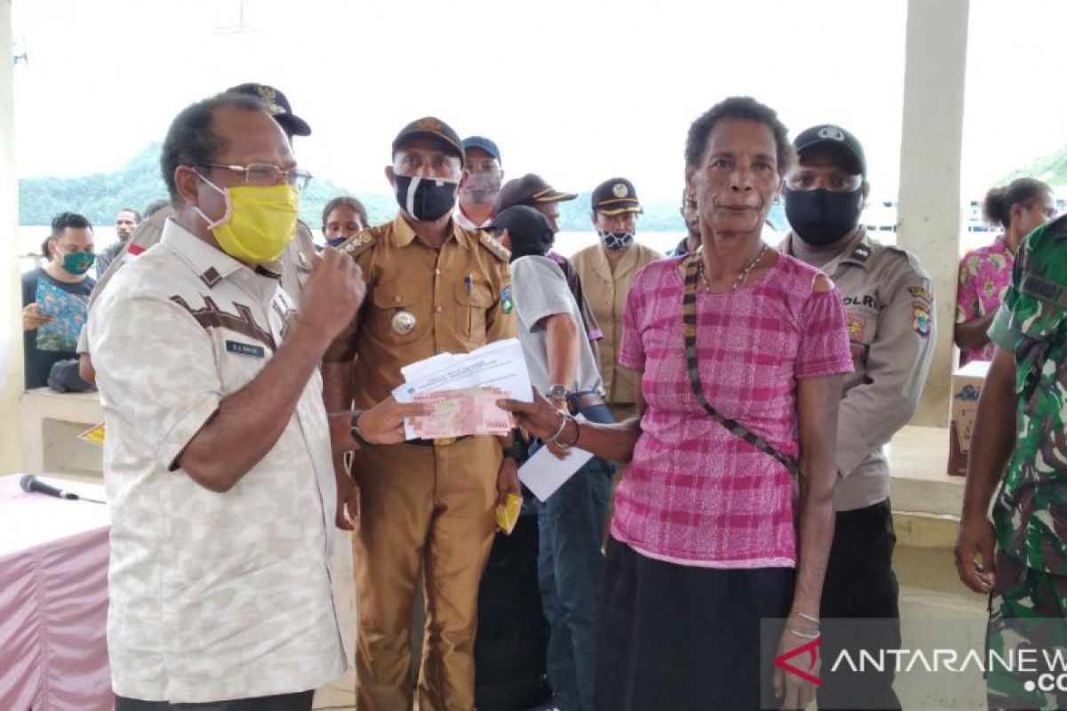 Penyaluran bansos COVID-19 untuk petani periode April di Teluk Wondama tuntas