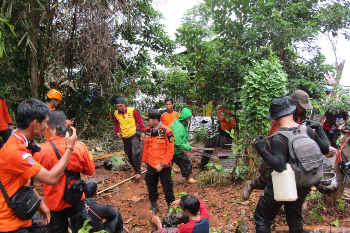 Tim SAR menemukan warga tersesat di hutan Salura Soroako