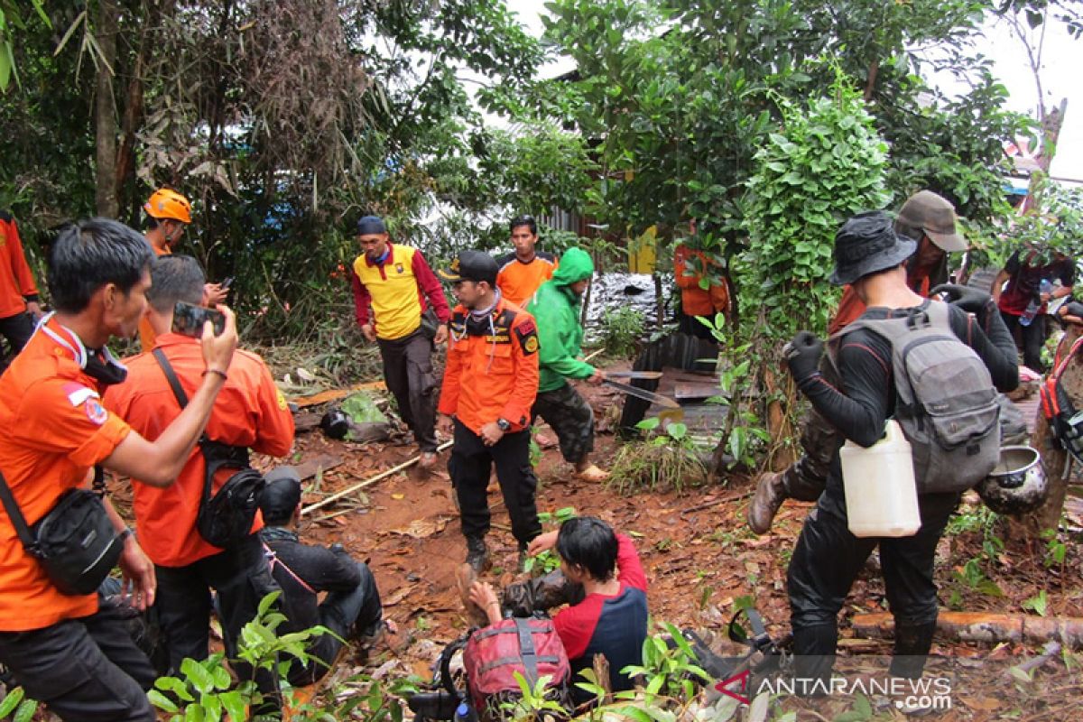 Tim SAR temukan 5 orang pecinta lingkungan yang tersesat di hutan