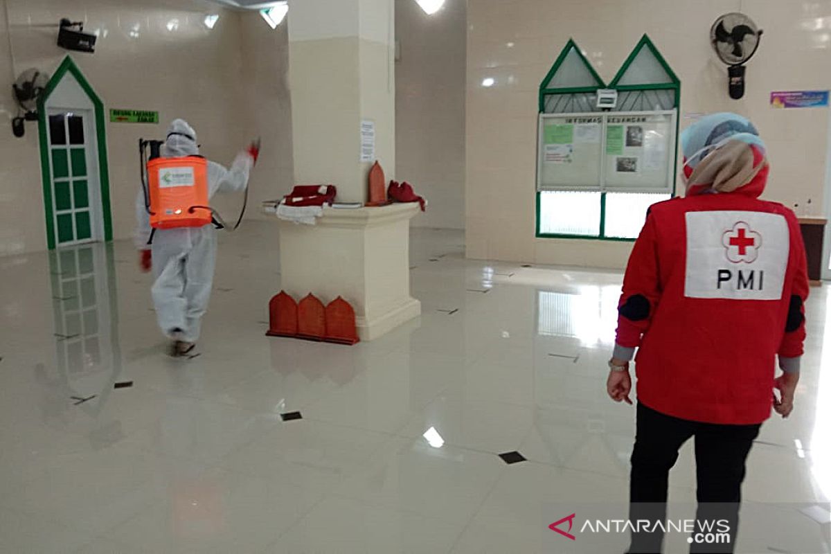 Cegah COVID-19, PMI Makassar semprotkan disinfektan di 248 titik