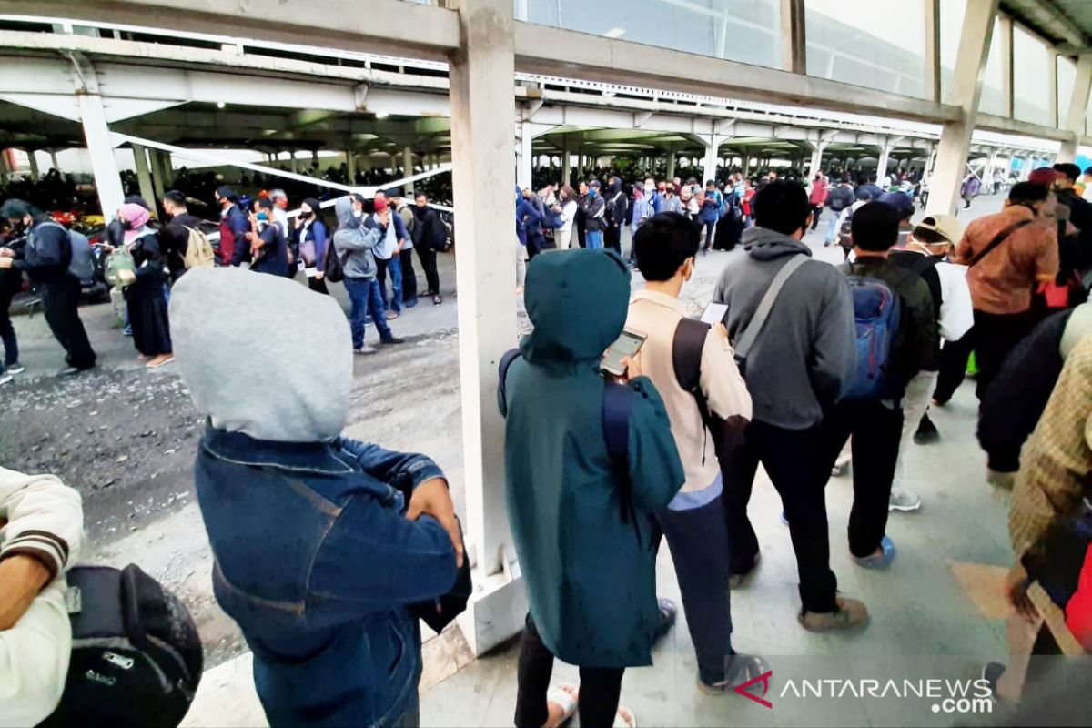 KRL membatasi penumpang, antrean mengular di Stasiun Bogor