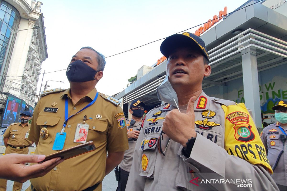 Petugas gabungan tinjau Stasiun Sudirman pada jam pulang kantor