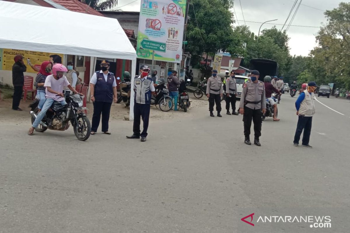 Personil Brimob Polda Maluku jaga akses masuk kawasan desa Hunuth