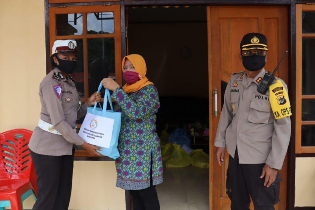 Warga Kampung Khemon terima bantuan dari Bhayangkari cabang Waropen