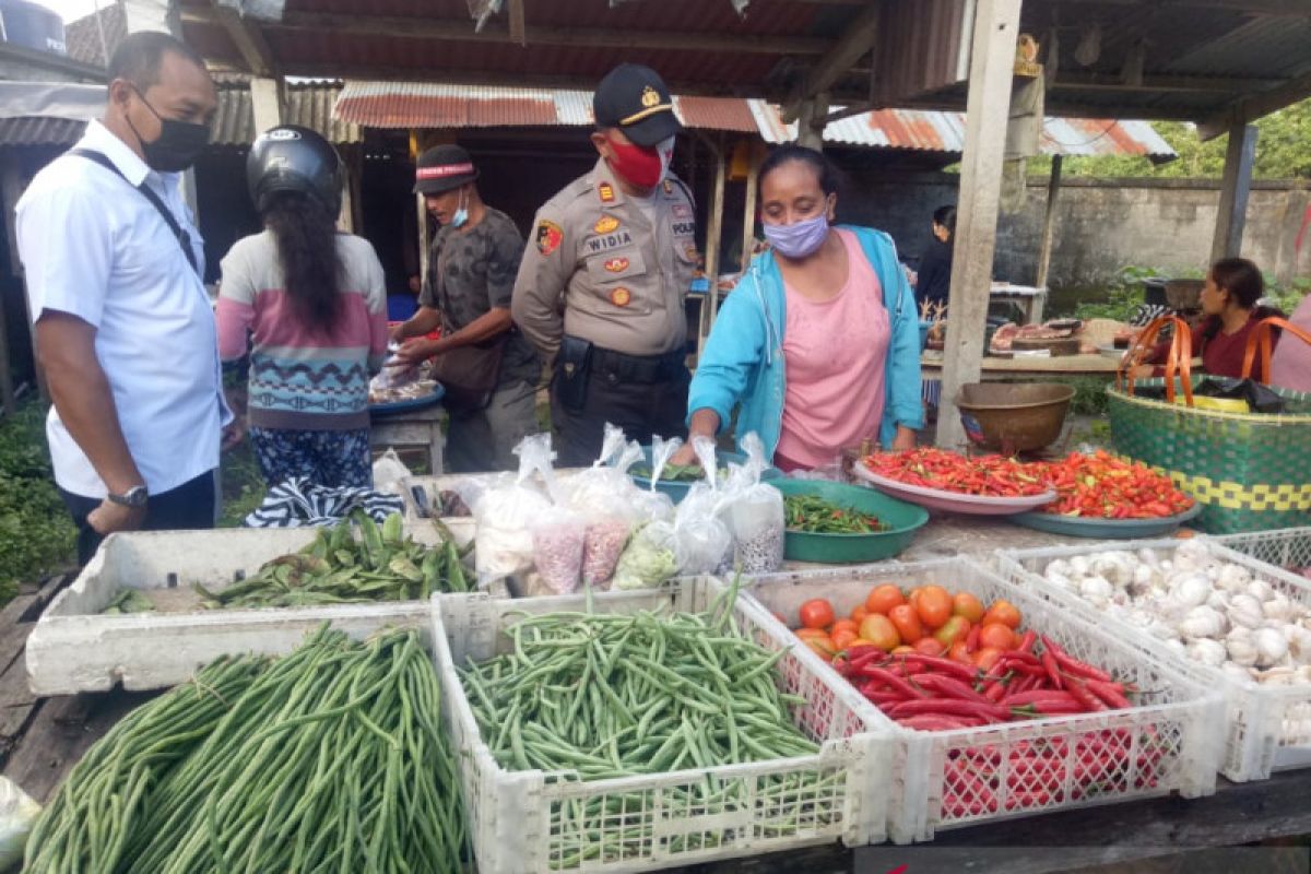 Polres Bangli pantau  pasar dan bagikan beras Kapolri ke manula