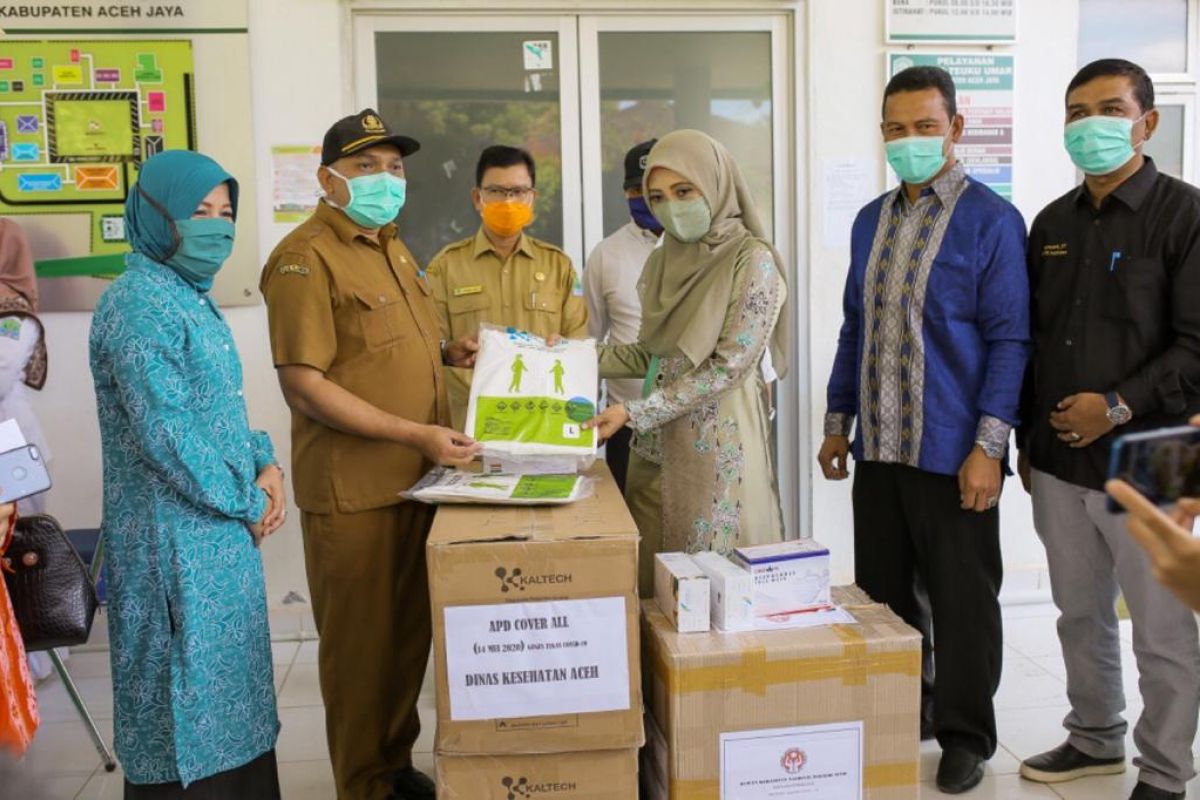 Tambah persediaan, Dyah serahkan APD untuk RSUD Teuku Umar