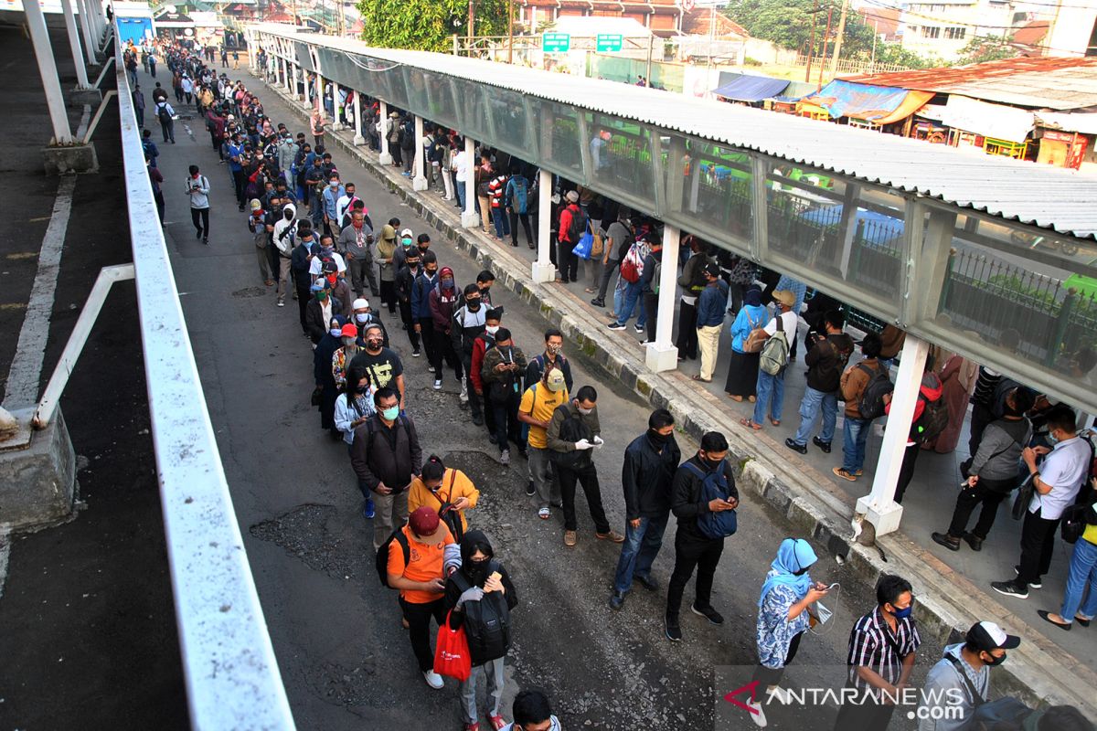 Ribuan calon penumpang KRL masih mengantre di Stasiun Bogor